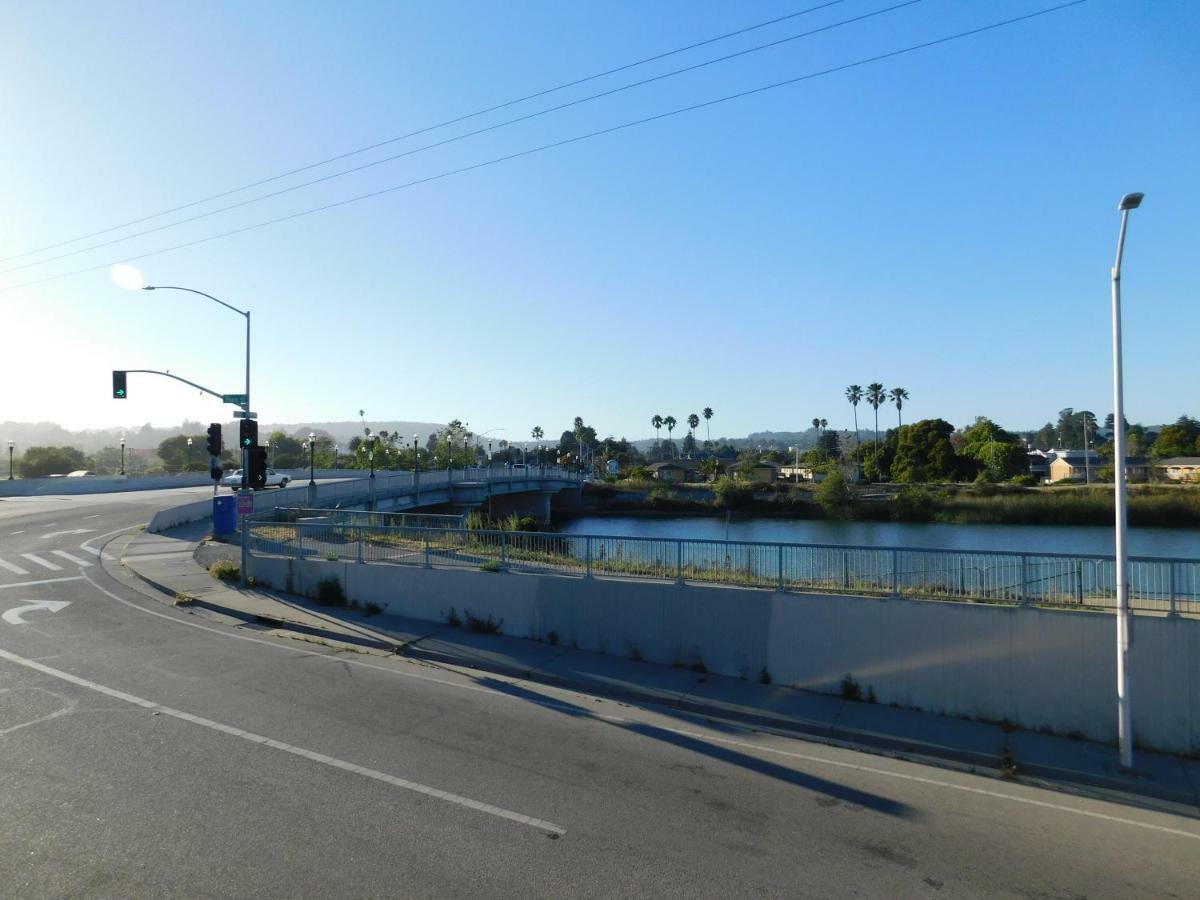Super 8 By Wyndham Santa Cruz Beach Boardwalk Exterior foto
