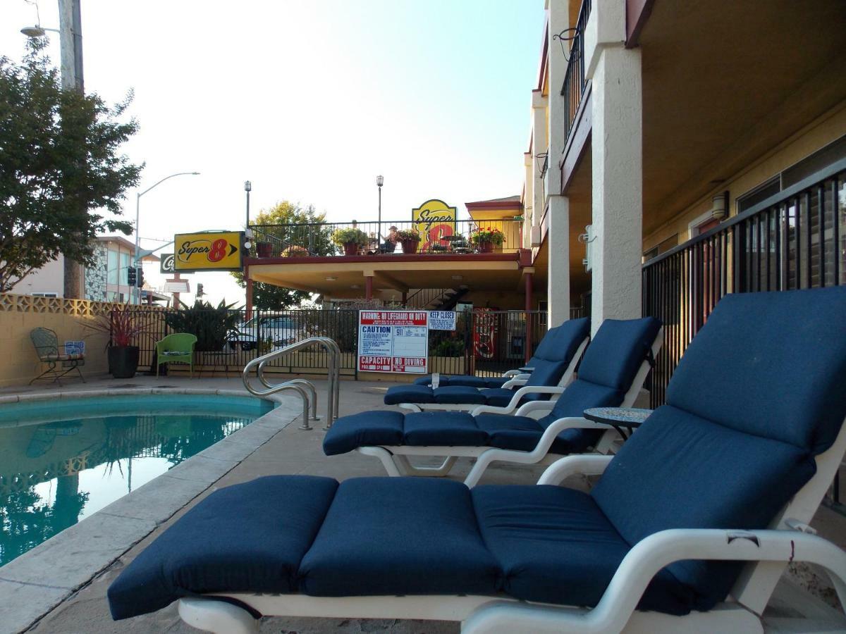 Super 8 By Wyndham Santa Cruz Beach Boardwalk Exterior foto